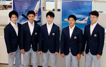 ブラジルへ出発した体操男子日本代表（左から加藤、白井、内村、山室、田中）＝成田空港
