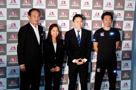 リオ五輪に向けた森永製菓の壮行会に出席した太田雄貴（右から２人目）と左から新井社長、高梨沙羅、一番右は牧野トレーナー