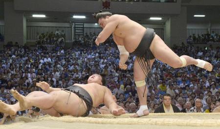 　日馬富士が上手投げで豪栄道を下す＝愛知県体育館