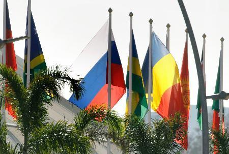 　リオデジャネイロ五輪の選手村に掲げられているロシア国旗（中央）＝２４日（共同）