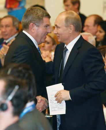 　２０１４年２月、ＩＯＣ総会で握手するバッハＩＯＣ会長（左）とロシアのプーチン大統領＝ソチ（共同）