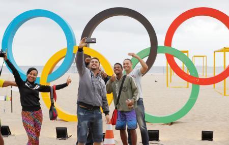 　コパカバーナ海岸に設置された五輪マークのモニュメント前で記念撮影する人たち。五輪開幕まで２９日で１週間となる＝２８日、リオデジャネイロ（共同）