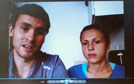 　インターネット電話「スカイプ」でインタビューに応じる、ユーリア・ステパノワ選手（右）と夫のビタリー氏（共同）