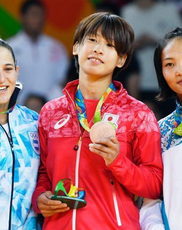 　女子４８キロ級で３位となり、銅メダルを手に笑顔の近藤亜美＝リオデジャネイロ（共同）