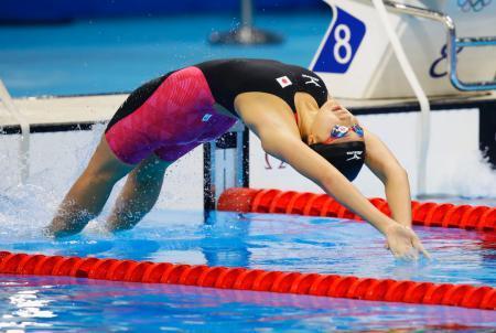 　女子１００メートル背泳ぎ予選　スタートする酒井夏海＝リオデジャネイロ（共同）