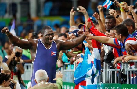 　男子グレコローマン１３０キロ級で五輪３連覇を果たし、ファンの歓声に応えるキューバのロペスヌネス