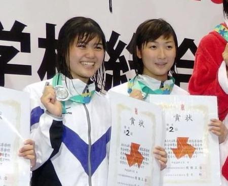 表彰台で笑顔の長谷川涼香（左）と池江