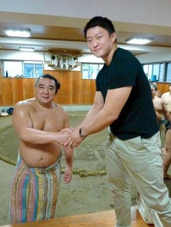 　大相撲の朝稽古を見学し、日馬富士（左）と握手する柔道の原沢久喜
