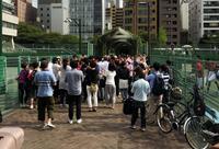 一般コートでの練習を終え、移動中にファンに囲まれる錦織ら日本代表チーム＝靱テニスセンター
