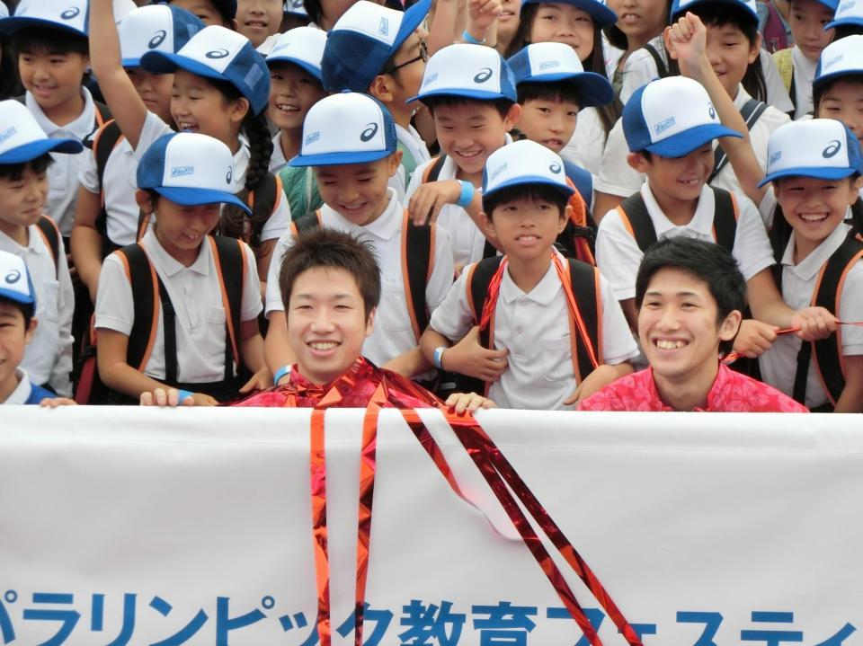 　東京五輪教育フェスティバルで子供らと記念撮影する水谷（前列左）と吉村