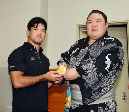 　リオ五輪柔道男子73キロ級で金メダルを獲得した大野将平（左）と親交を深める豪栄道