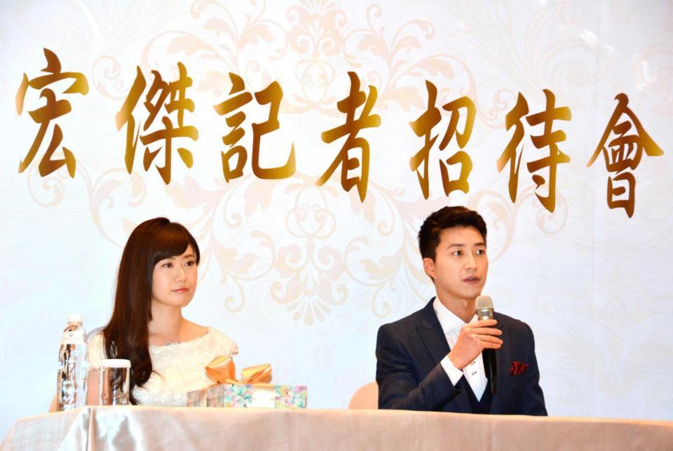 　台北市内で結婚報告の記者会見をする福原愛（左）と江宏傑