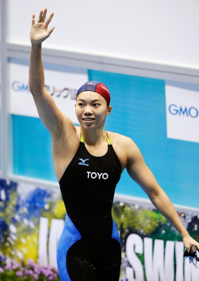 女子２００メートル平泳ぎで優勝し、歓声に応える青木玲緒樹＝東京辰巳国際水泳場