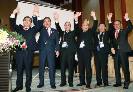 　ＯＣＡ総会で２０２６年夏季アジア大会の開催都市に選ばれ、喜ぶ愛知県の大村秀章知事（左端）、名古屋市の河村たかし市長（左から２人目）ら＝２５日、ベトナム・ダナン（共同）