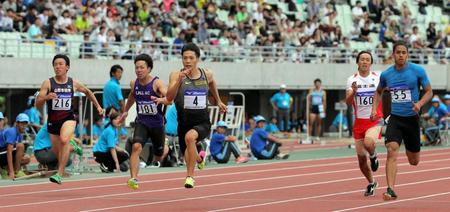 　自己ベストを更新する１０秒０３の大会新記録で優勝した山県亮太（中央）。右端は２位のケンブリッジ飛鳥