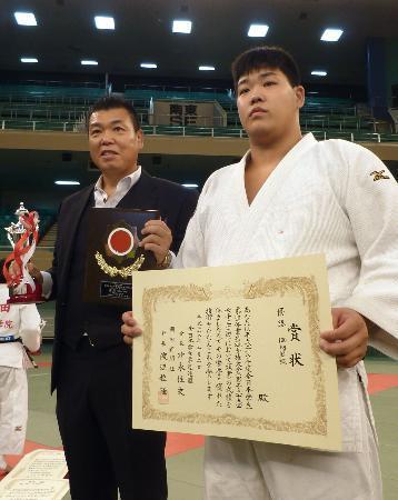 　男子１００キロ超級で２連覇した小川雄勢。左は父の直也氏＝日本武道館