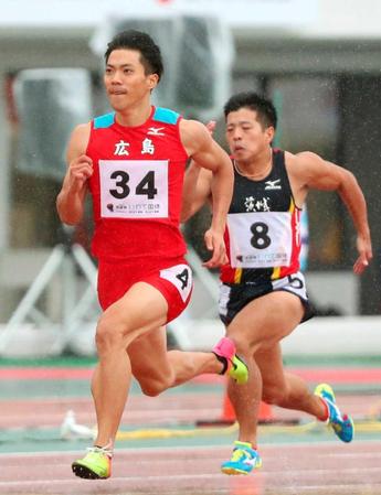 　１００メートル予選、１０秒４８で１着の山県亮太（左）＝共同