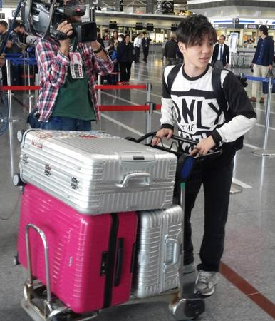 大きなスーツケース３個を携えて、米国へ出発する宇野昌磨