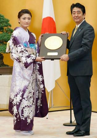 　国民栄誉賞授与式で、安倍首相（右）から盾を受け取るレスリング女子５８キロ級の伊調馨