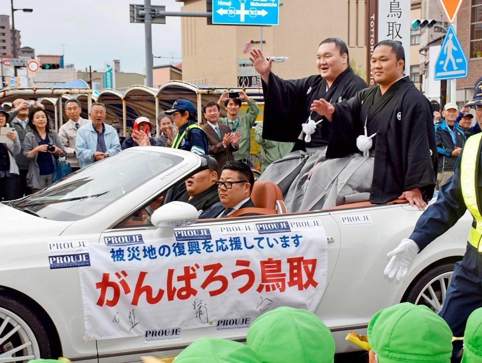 　鳥取市内でパレードする横綱白鵬（右から２人目）と石浦