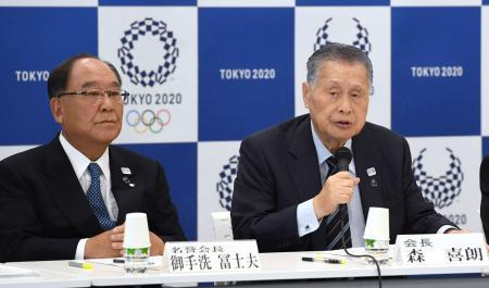 　東京五輪・パラリンピック組織委の理事会であいさつする森喜朗会長。左は御手洗冨士夫名誉会長＝９日午後、東京・虎ノ門