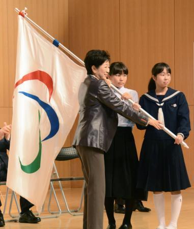 　東京都三宅村で地元の小中学生にパラリンピック旗を手渡す東京都の小池百合子知事＝１２日午前