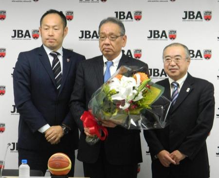 協会の田中専務理事（右）、東野技術委員長（左）から花束を贈られた男子日本代表・長谷川前監督