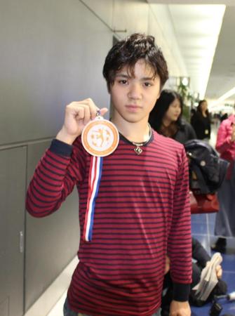 ＧＰファイナルから帰国し、銅メダルを披露する宇野昌磨