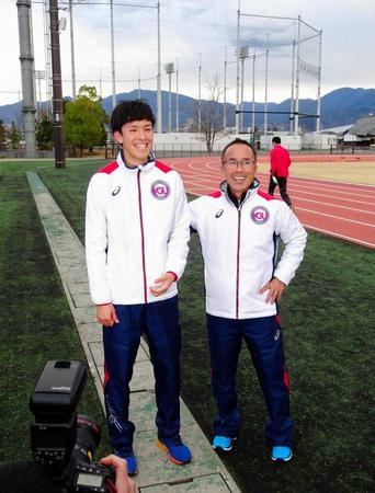 　２２年ぶりの総合優勝を目指す山梨学院大の上田誠仁監督（右）と息子の３年・上田健太