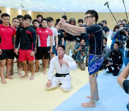 柔道男子の日本代表合宿で技術指導する総合格闘家の青木真也（手前右）。中央はベイカー茉秋