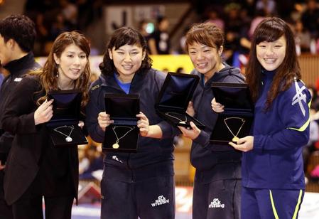 　リオ五輪メダリスト表彰式で記念品を手に笑顔の（左から）吉田沙保里、土性沙羅、川井梨紗子、登坂絵莉