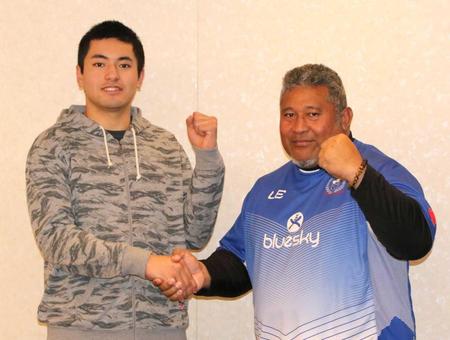 　ラグビー元日本代表オトさん（右）と長男のオト・ジョシュア・輝恵