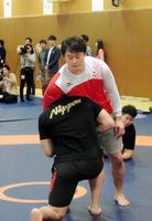 柔道男子の代表合宿でレスリング流のスパーリングを行う原沢久喜（中央）