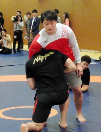 　柔道男子の代表合宿でレスリング流のスパーリングを行う原沢久喜（中央）