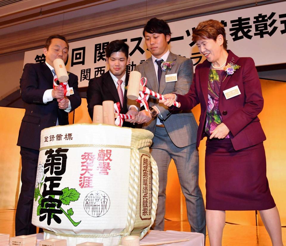 　鏡開きをする（左から）卓球の日本生命・村上監督、大野、高山、シンクロナイズドスイミング日本代表・井村ヘッドコーチ