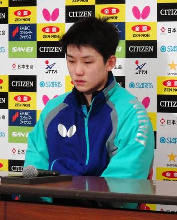 ジュニアの準々決勝で敗退し、会見でも涙ぐむ張本智和
