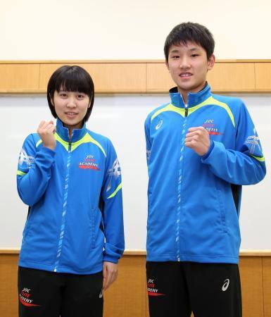 　卓球の世界選手権個人戦の日本代表に選ばれ、ポーズをとる平野美宇（左）と張本智和＝２３日午後、東京都北区の味の素ナショナルトレーニングセンター