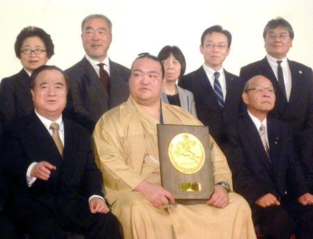 県民栄誉賞を授与された稀勢の里（前列中央）。前列左は橋本昌県知事。（後列左から）稀勢の里の母・萩原裕美子さん、父・貞彦さん