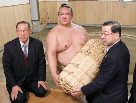 　福島県知事賞の副賞の米を受け取る稀勢の里