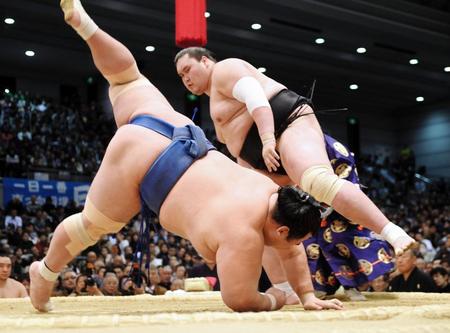　琴奨菊（左）をはたき込みで下し、１敗で優勝争いのトップに立った照ノ富士