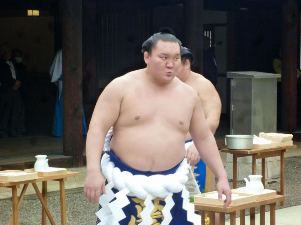 　靖国神社奉納大相撲で中庭参拝を行った白鵬