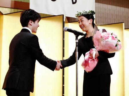 　宇野昌磨（左）から花束を受け取り笑顔を見せる浅田真央さん