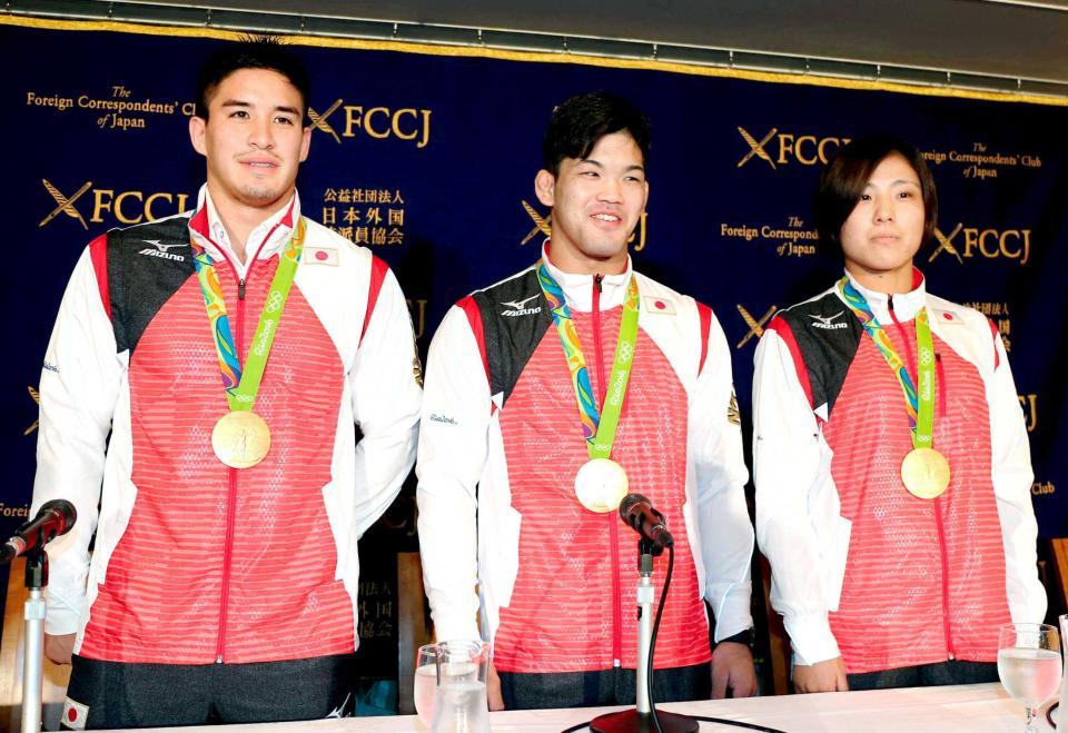 　リオ五輪で金メダルを獲得し、記者会見に臨む（左から）ベイカー茉秋、大野将平、田知本遥