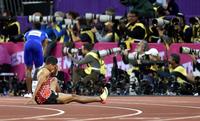 　男子２００メートル決勝のレースを終え、座り込むサニブラウン・ハキーム＝ロンドン（共同）