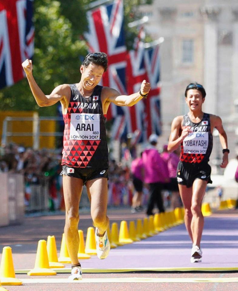 　陸上の世界選手権男子５０キロ競歩で銀メダルを獲得し、ガッツポーズの荒井広宙（左）と銅メダルの小林快