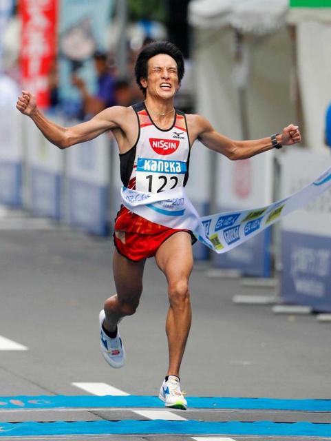 2時間14分48秒で優勝した村沢明伸