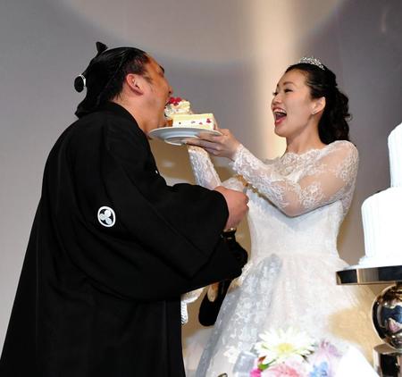 杏子夫人にケーキを食べさせてもらう石浦（左）＝撮影・出月俊成