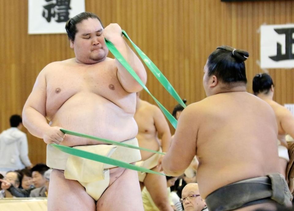 　大相撲の秋巡業に合流し調整する照ノ富士（左）＝奈良県香芝市