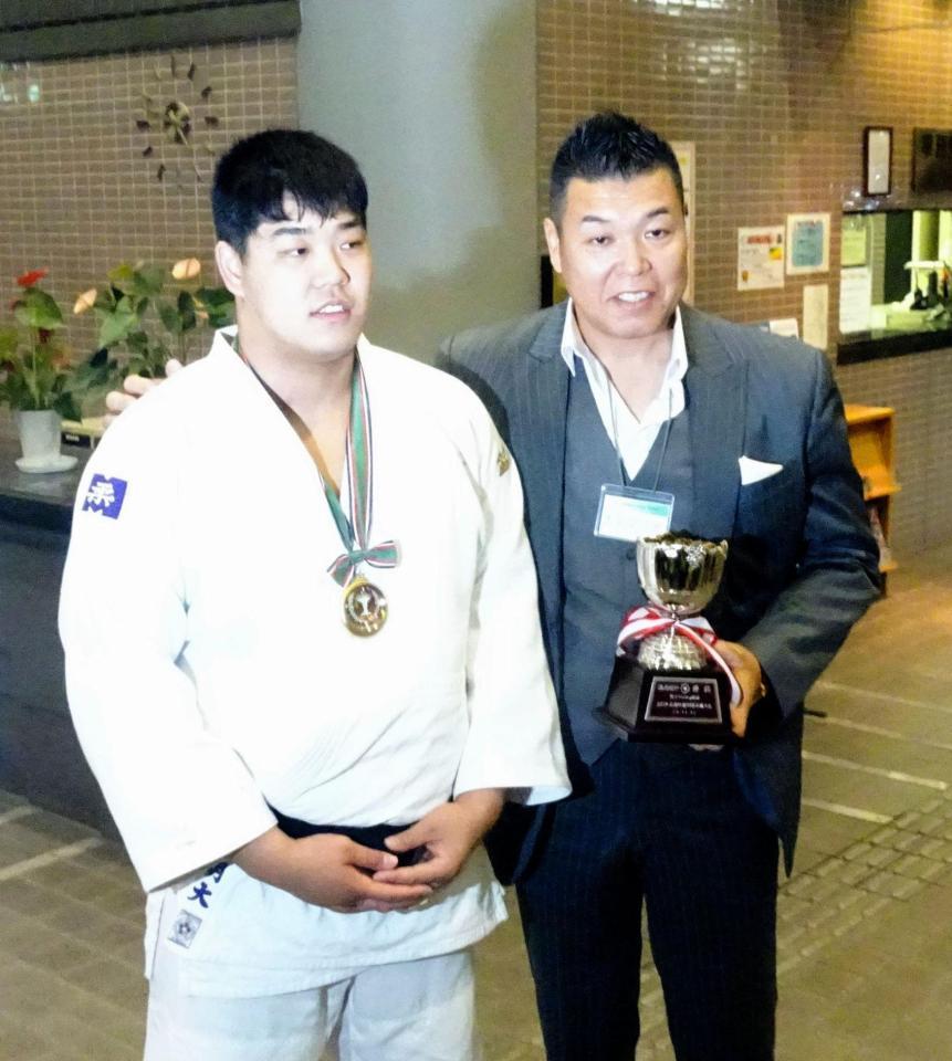 講道館杯で初優勝した小川雄勢（左）と父・直也氏