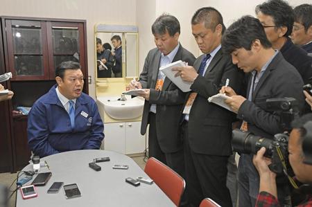 　詰めかけた大勢の記者の質問に答える日本相撲協会の春日野広報部長（左）＝14日午後、福岡市の福岡国際センター